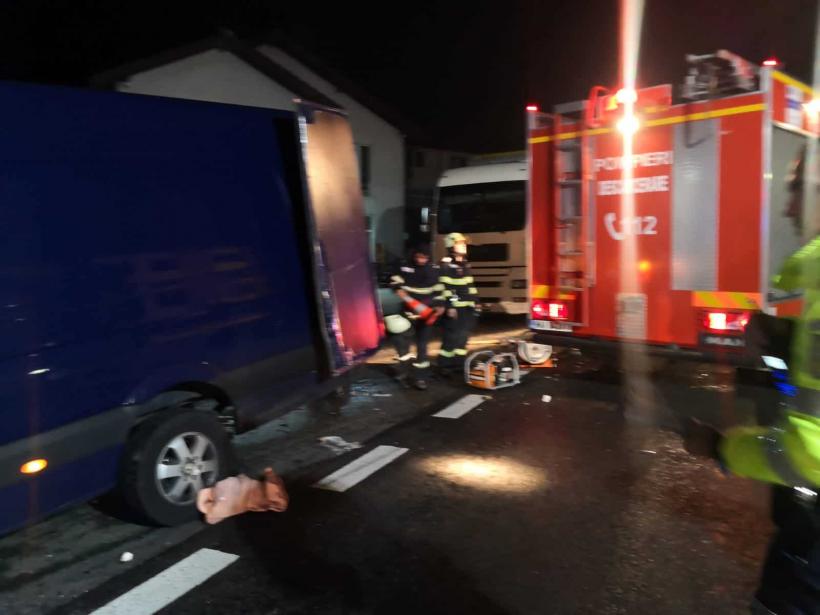 Accident grav între un camion și un microbuz în Vâlcea. Șase persoane au fost încarcerate 18809830