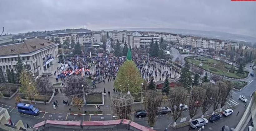 Protest uriaș la Mioveni! Mii de angajați de la Dacia au ieșit în stradă 