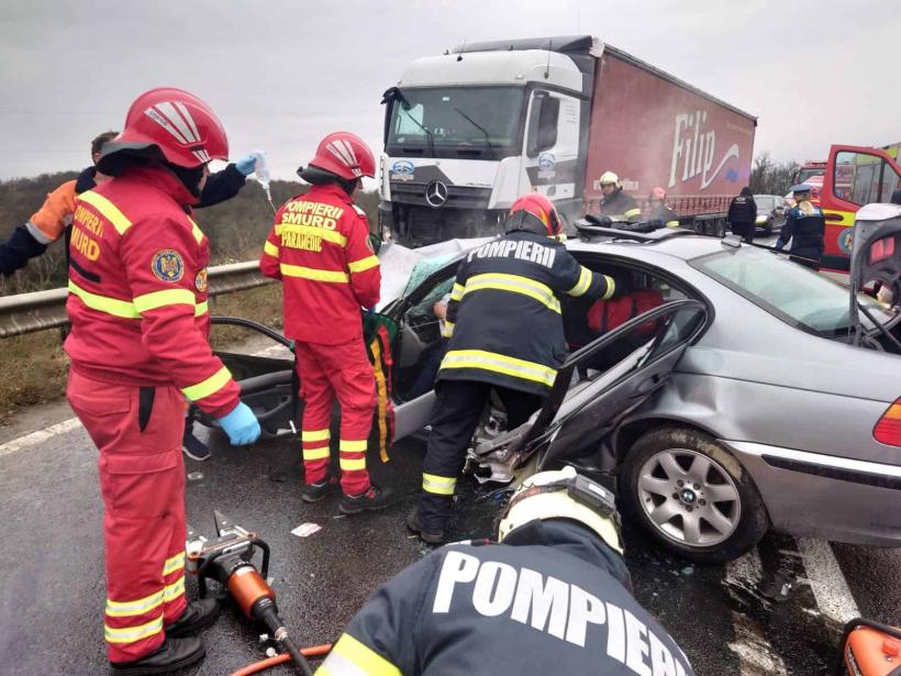 Accident cumplit pe DN 6 în județul Caraș-Severin: O persoană a murit și una a fost grav rănită după impactul dintre un TIR și un autoturism