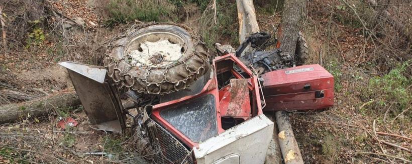 Un bărbat din Argeș a murit după ce a fost prins sub un tractor într-o pădure 