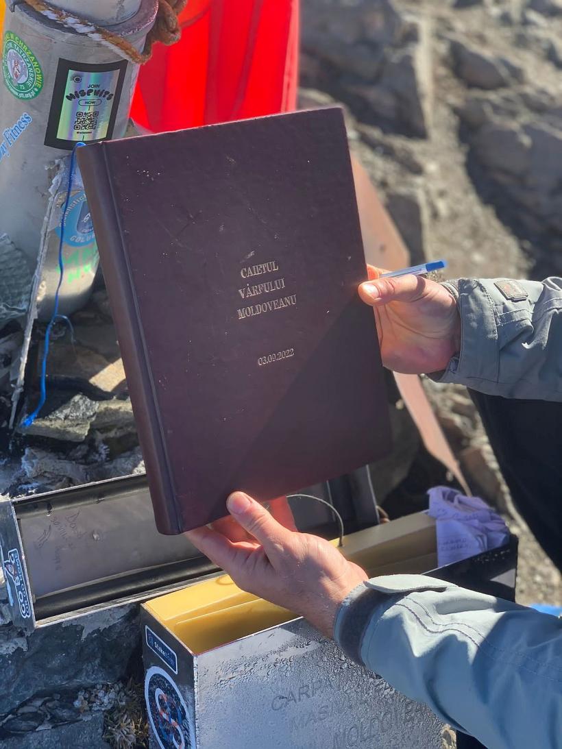 Misterul cărților legate cu lanțul de Vârful Moldoveanu 18809913