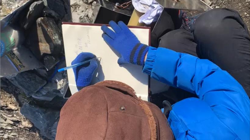 Misterul cărților legate cu lanțul de Vârful Moldoveanu 18809915