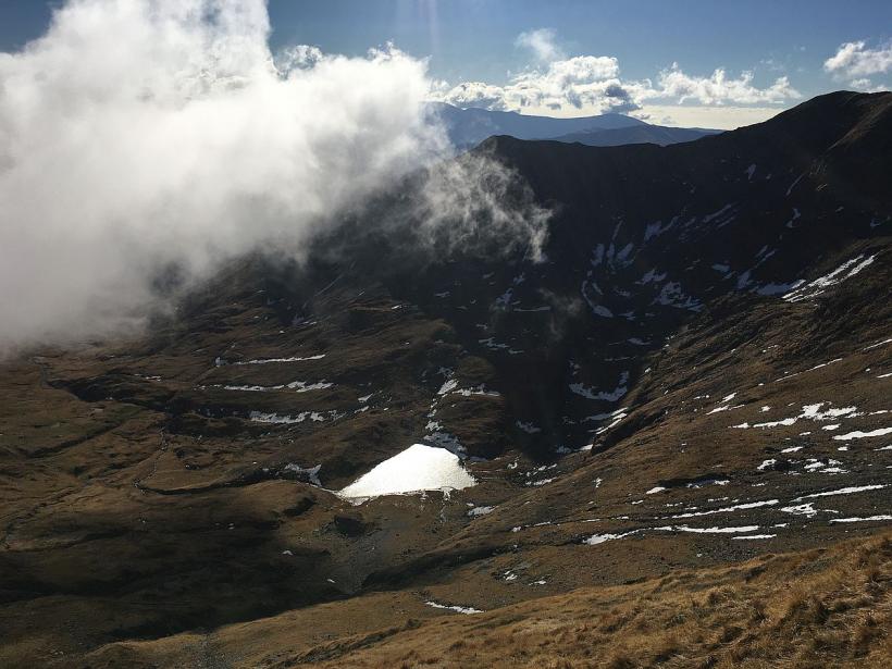 Misterul cărților legate cu lanțul de Vârful Moldoveanu 18809916