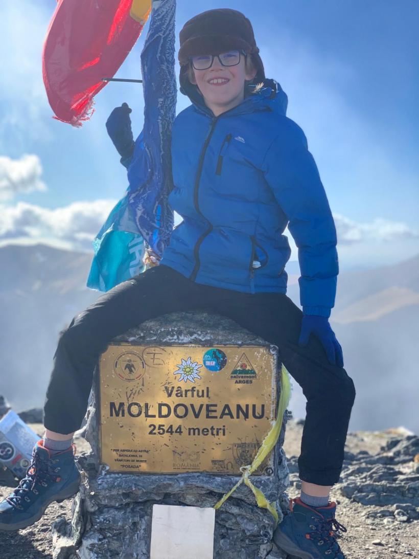 Misterul cărților legate cu lanțul de Vârful Moldoveanu 18809918