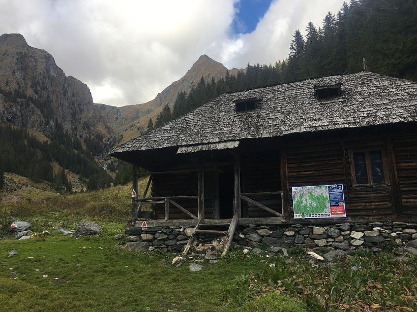 Misterul cărților legate cu lanțul de Vârful Moldoveanu 18809921