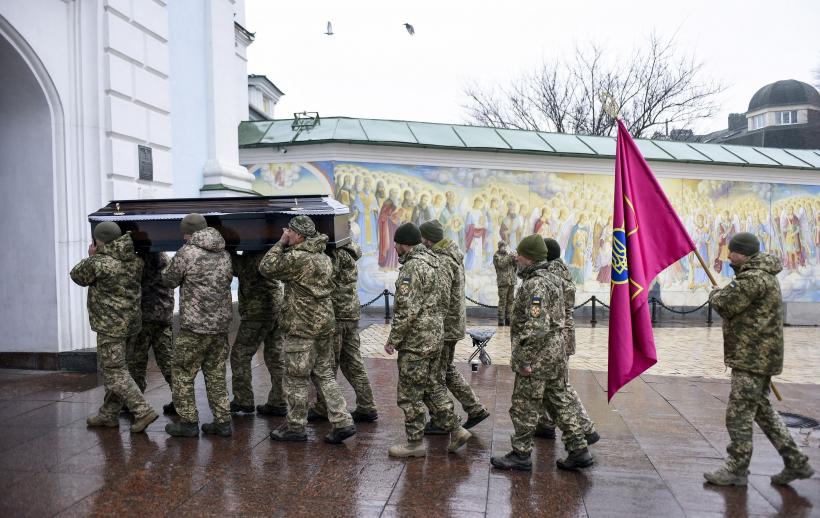 Imagini dramatice: Lacrimi și onoruri militare pentru handbalistul ucrainean Yevhen Kolesnichenko, ucis în război 18810042