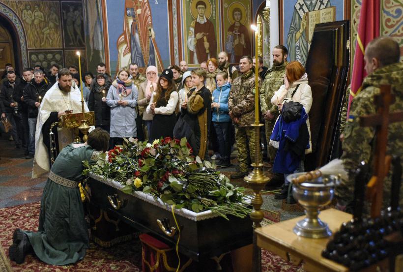 Imagini dramatice: Lacrimi și onoruri militare pentru handbalistul ucrainean Yevhen Kolesnichenko, ucis în război