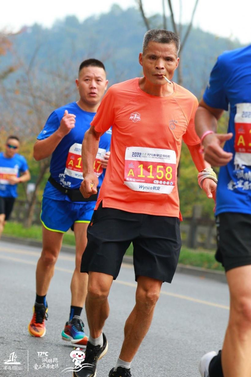 Un sportiv de 50 de ani, poreclit Unchiul Chen, a fumat pe toată durata maratonului din China 18810310
