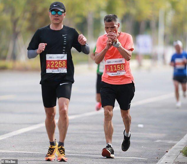 Un sportiv de 50 de ani, poreclit Unchiul Chen, a fumat pe toată durata maratonului din China 18810311