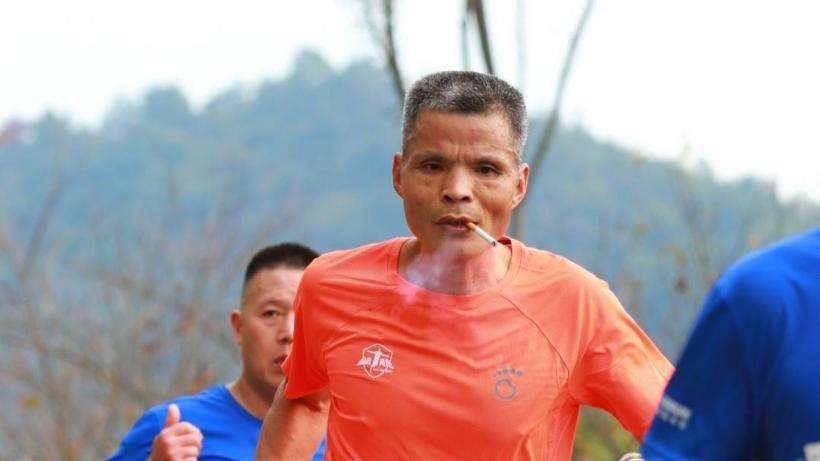 Un sportiv de 50 de ani, poreclit Unchiul Chen, a fumat pe toată durata maratonului din China