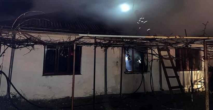 O casă din Botosani a ars în urma unui incendiu