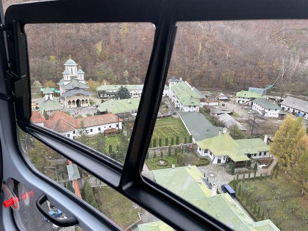 Directorul Lumea Credinței, cu elicopterul la mănăstire: ”Începe să-mi placă amestecul de tehnologie cu duhovnicie” 18810339