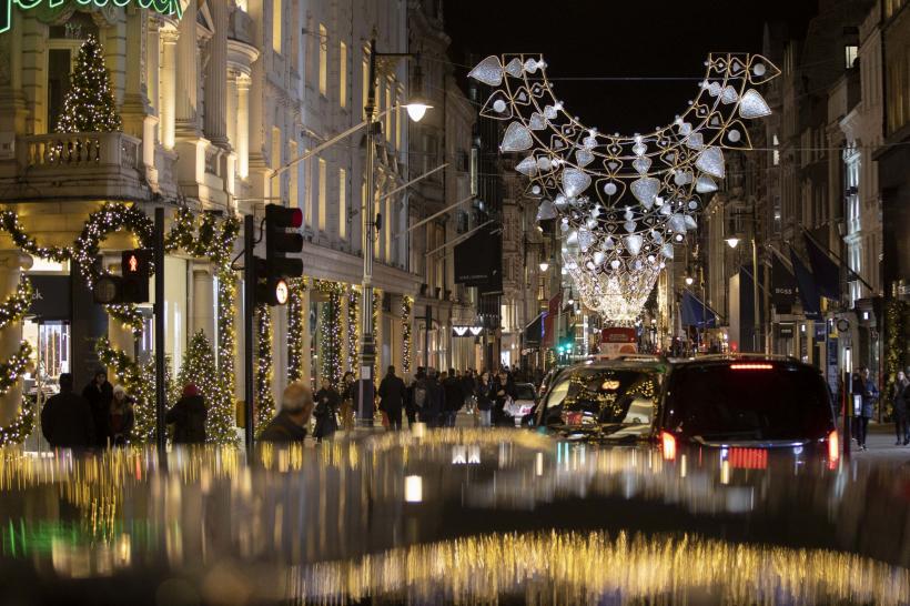 Spectacol de lumină și culoare la Londra, în așteptarea sărbătorilor de iarnă 18810247