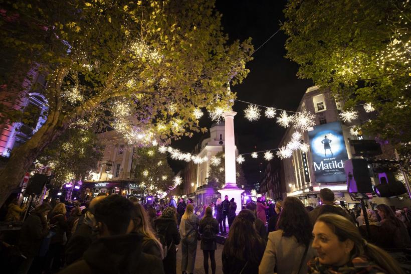 Spectacol de lumină și culoare la Londra, în așteptarea sărbătorilor de iarnă 18810250