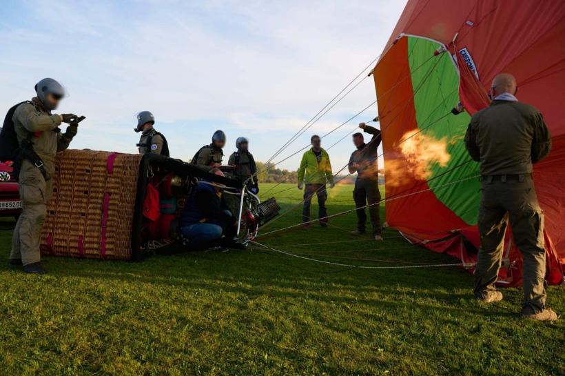 Premieră pentru parașutiștii Jandarmeriei: Salturi de la 4000 de metri, dintr-un balon cu aer cald