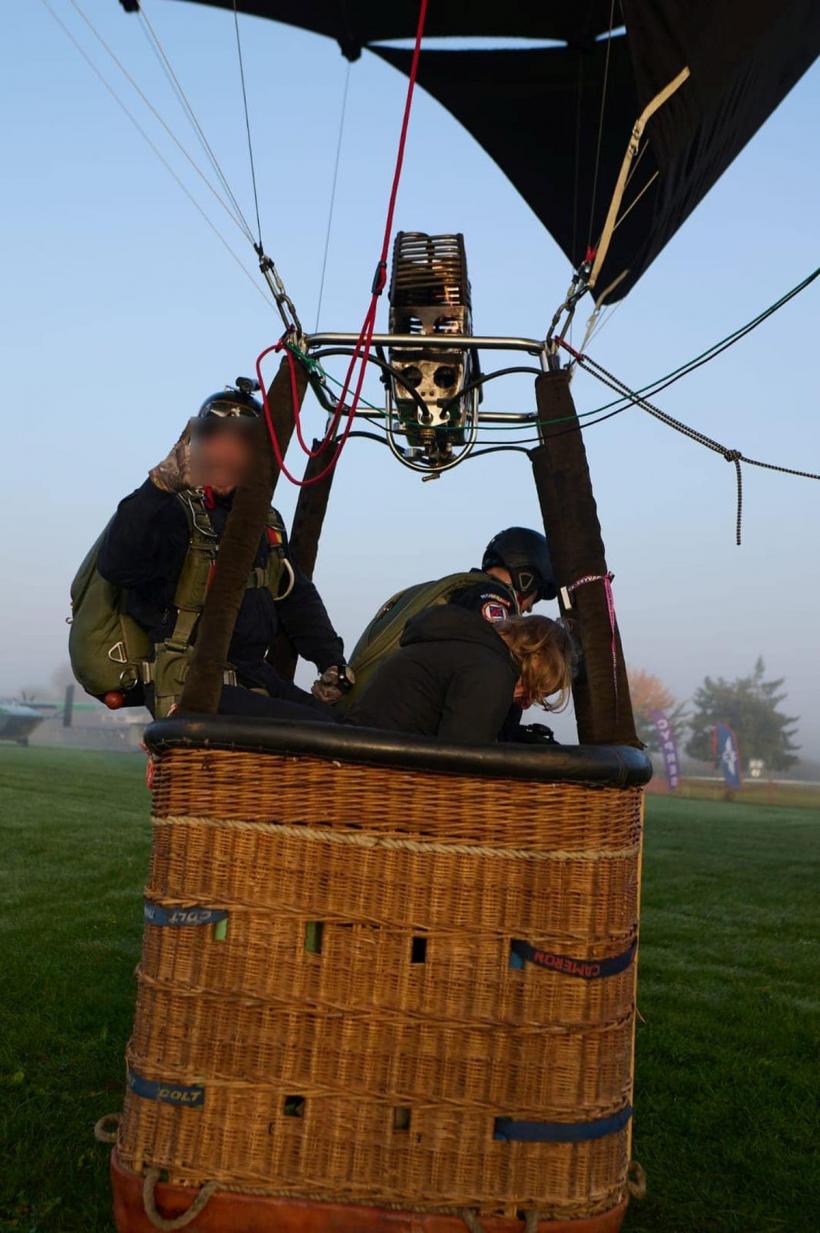 Premieră pentru parașutiștii Jandarmeriei: Salturi de la 4000 de metri, dintr-un balon cu aer cald 18810302