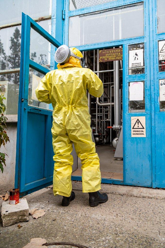 Pompierii militari se pregătesc pentru accidente cu risc chimic 18810276