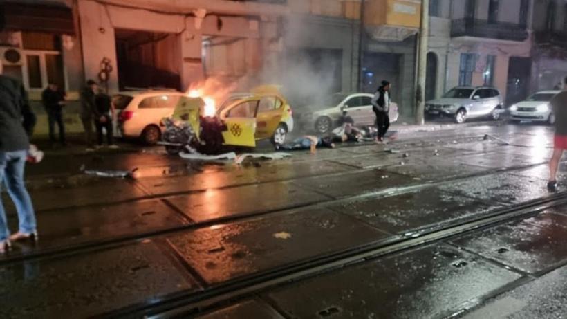 Accident MORTAL în Capitală: Un taxi a intrat într-un autobuz STB. Mașina a luat foc
