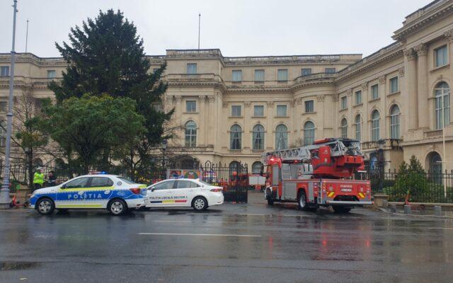 Incendiu la Palatul Regal: 150 de persoane au fost evacuate. 40 de pompieri au intervenit