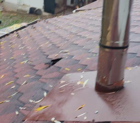 Încă o rachetă antigrindină a căzut pe acoperișul unei case. Proprietarul cere despăgubiri 18810467