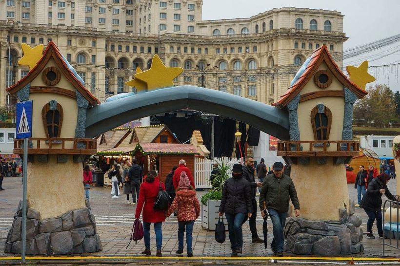 Astăzi se deschide Târgul de Crăciun din Piaţa Constituţiei: Roată panoramică, patinoar şi spectacole 18810423