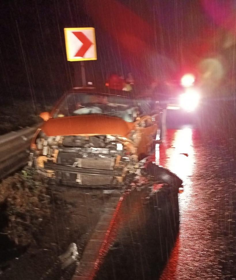 Accident grav pe DN 6, în Caraș-Severin. Un autoturism și un TIR s-au ciocnit. O persoană a murit și alta este rănită grav
