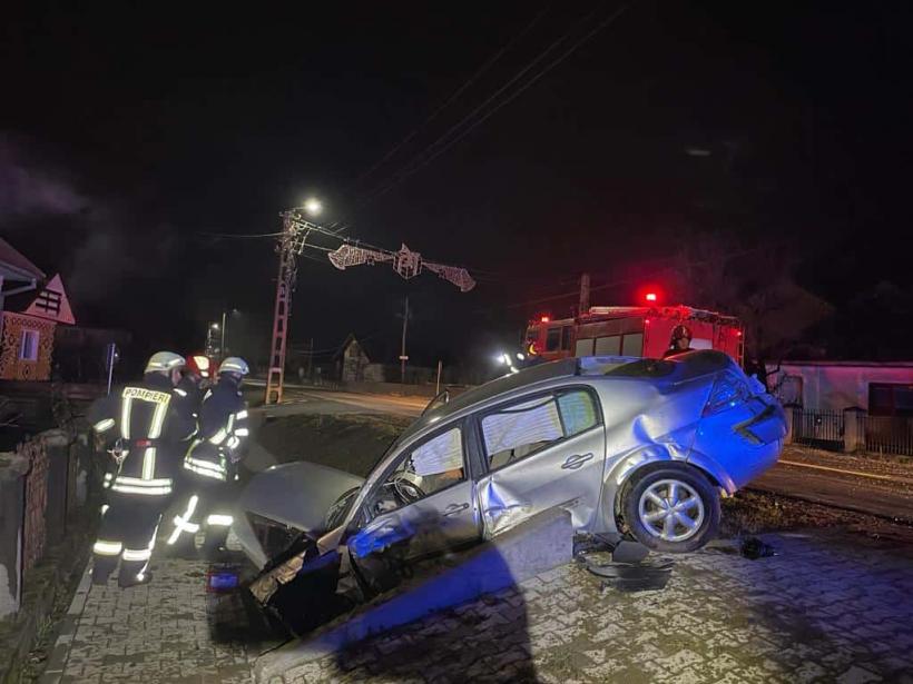 Accident grav pe DJ 108 A, în județul Maramureș. Un microbuz și un autoturism s-au ciocnit 18810526
