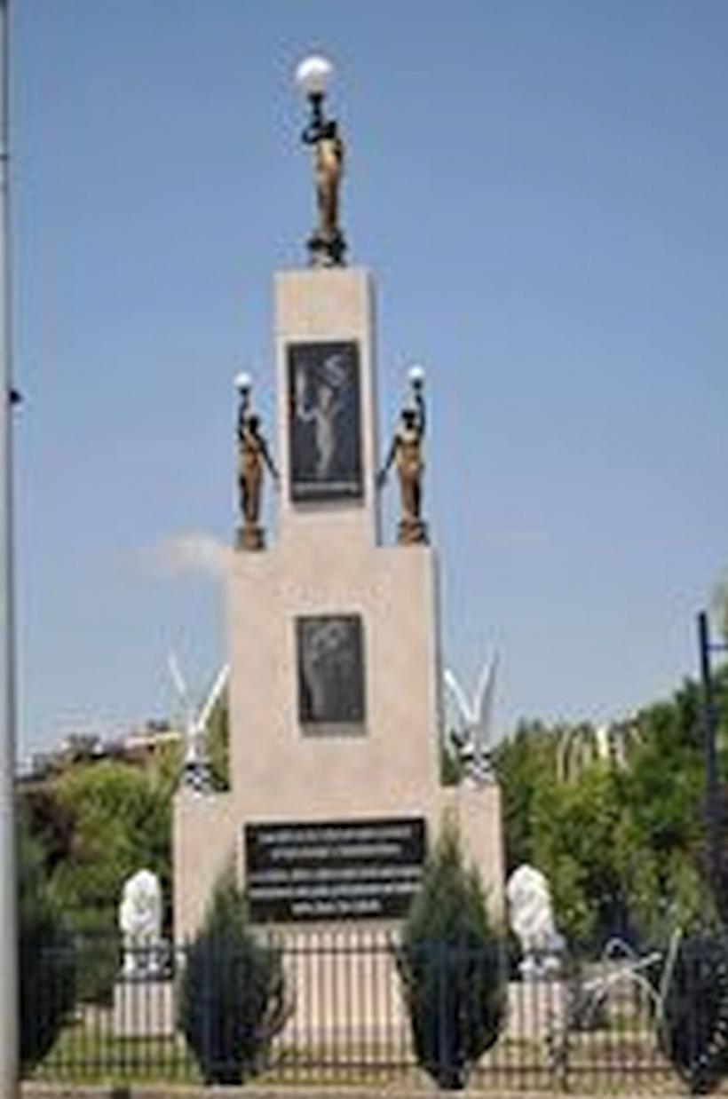 Clotilde Armand se apucă de demolat. Edilul sectorului 1 anunță dărâmarea „statuii kitsch” din fața Universității Bioterra 18810622