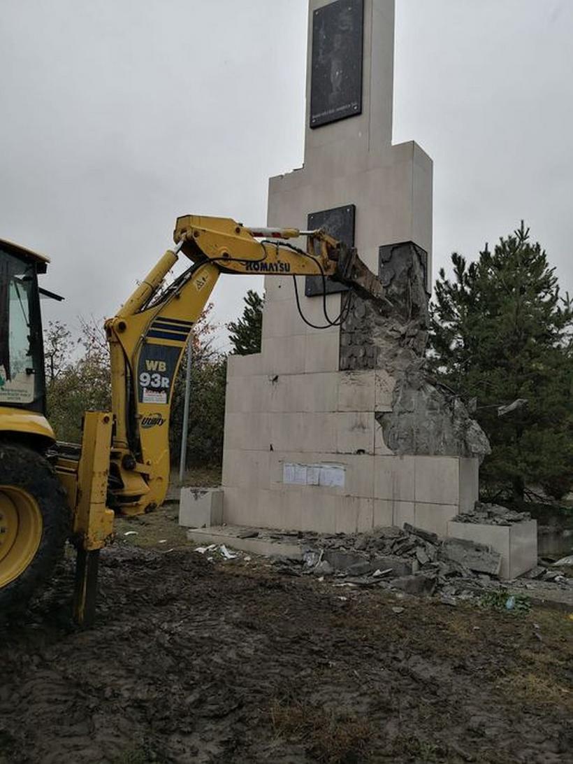 Clotilde Armand se apucă de demolat. Edilul sectorului 1 anunță dărâmarea „statuii kitsch” din fața Universității Bioterra 18810623