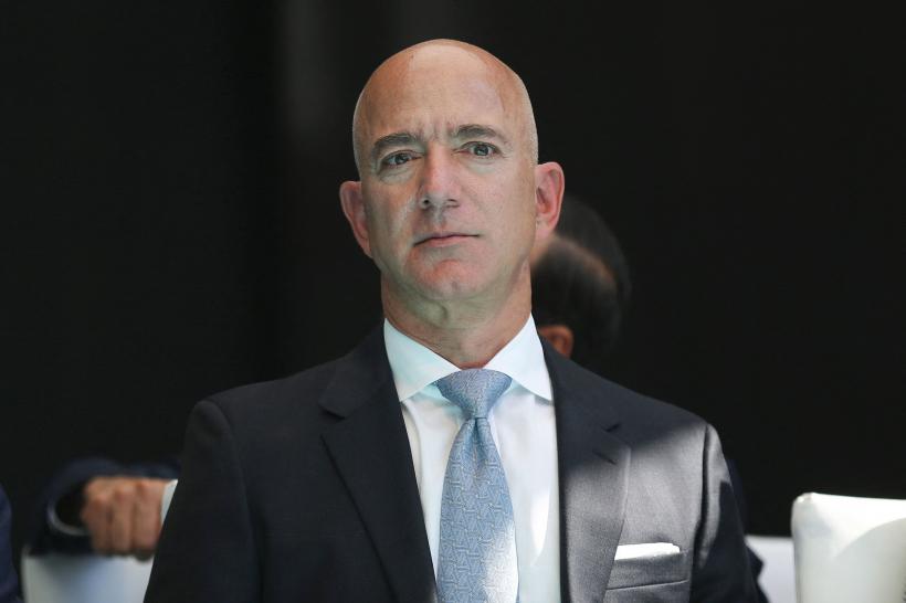 Jeff Bezos, avertisment sumbru: “Nu cumpărați mașini, frigidere. Banii, în numerar. Recesiunea se apropie”