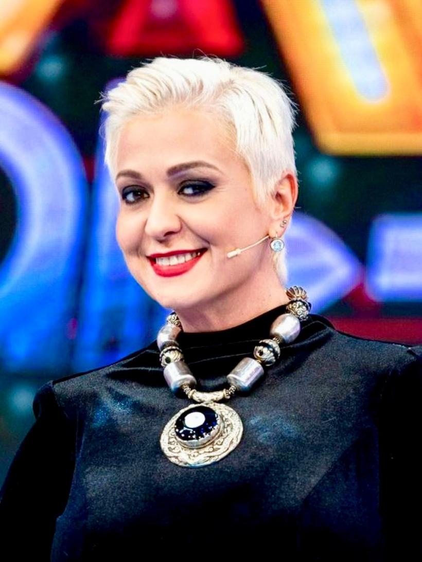 Recunoașteți vedeta? Este una dintre cele mai mari voci ale României!  18810602