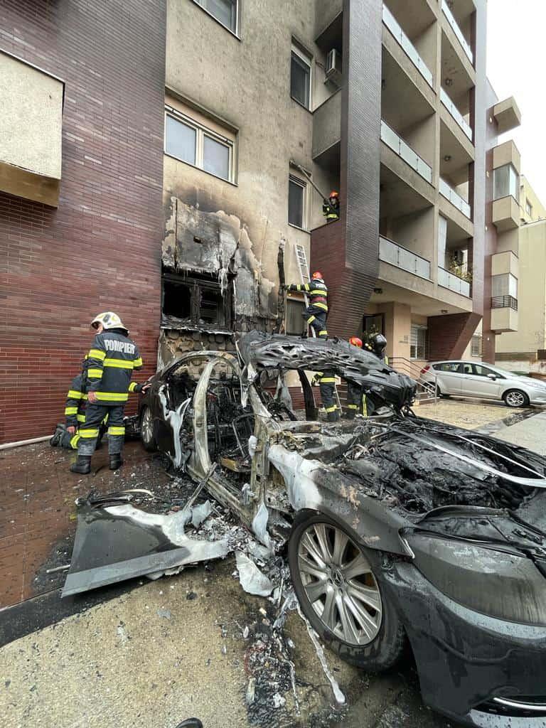 O mașină a ars în Capitală, iar flăcările s-au extins la o clădire