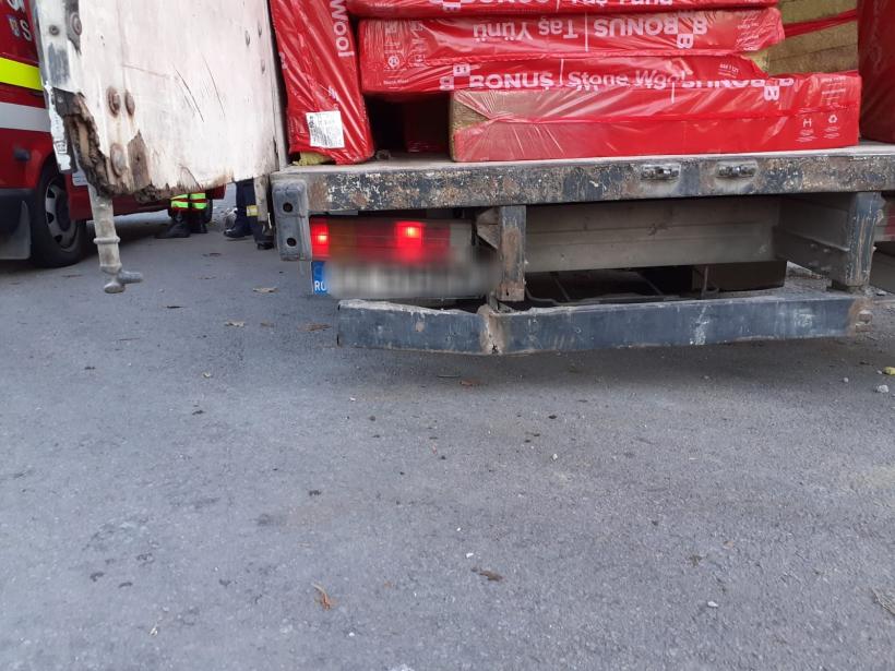 Un autocamion a intrat într-un stâlp de pe un bulevard foarte circulat din Constanța