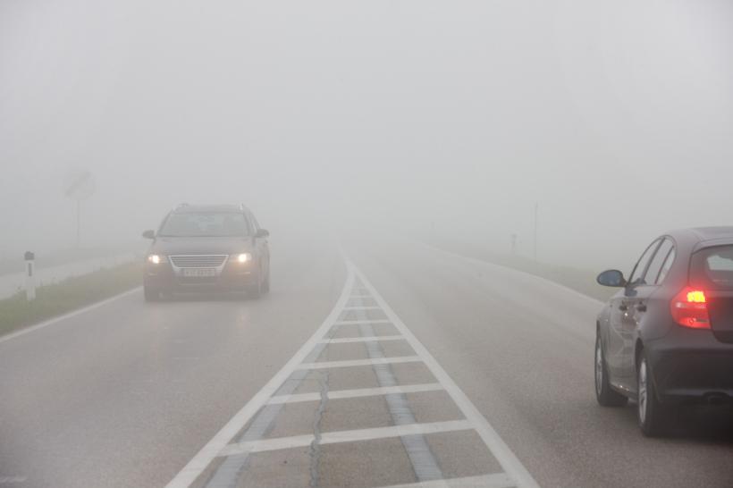 Atenție, șoferi! Vizibilitate redusă din cauza ceții pe mai multe drumuri județene din Moldova