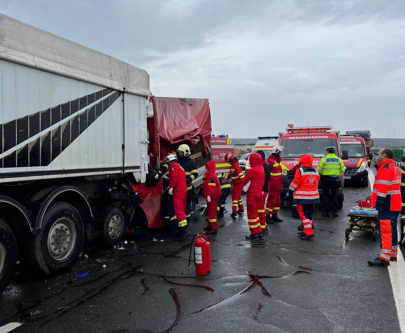 Accident grav pe autostrada A2, în județul Constanța. O autoutilitară a intrat într-un TIR. O persoană este încarcerată