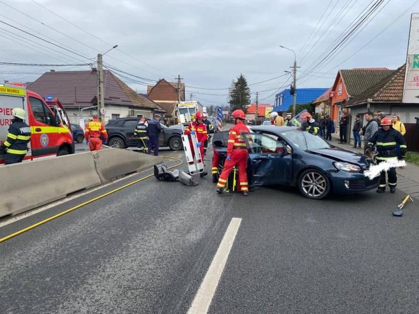Accident GRAV în Mureș. O femeie se află în stare critică. Printre răniți este și o fetiță de 4 ani 18811136