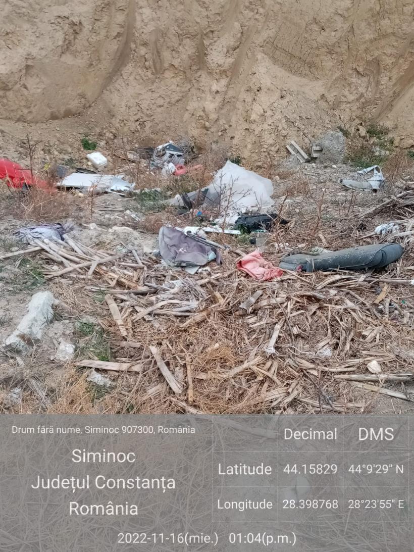 Deșeuri abandonate în apropierea poligonului militar de la Murflatar