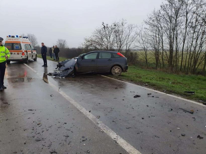 Accident grav pe DJ 592, în județul Timiș. O mașină a luat foc. Trei persoane au fost rănite 18811366