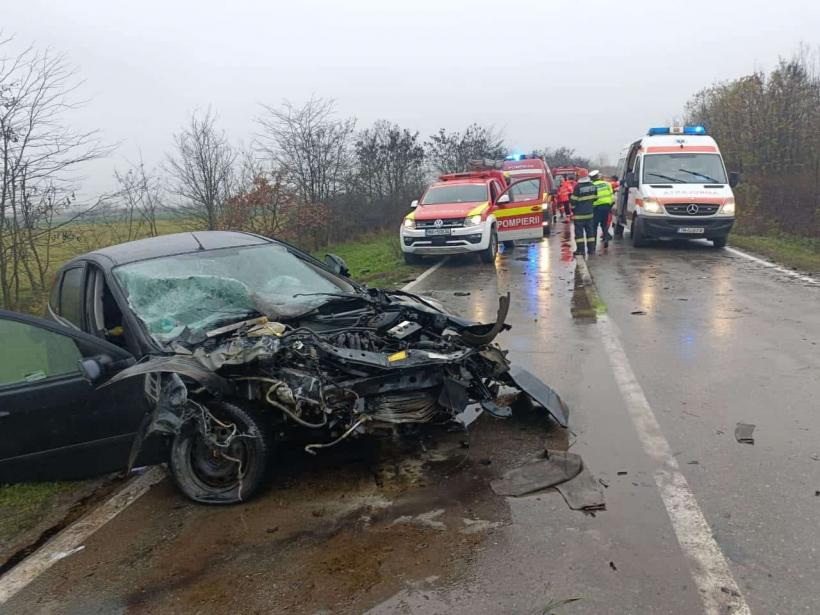Accident grav pe DJ 592, în județul Timiș. O mașină a luat foc. Trei persoane au fost rănite