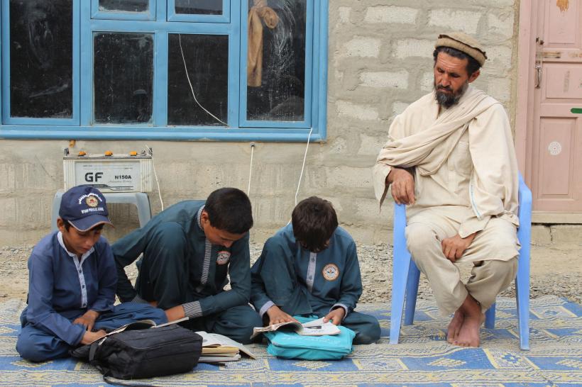 Șocant! Afganii își sedează copiii înfometați sau îi vând pentru organe