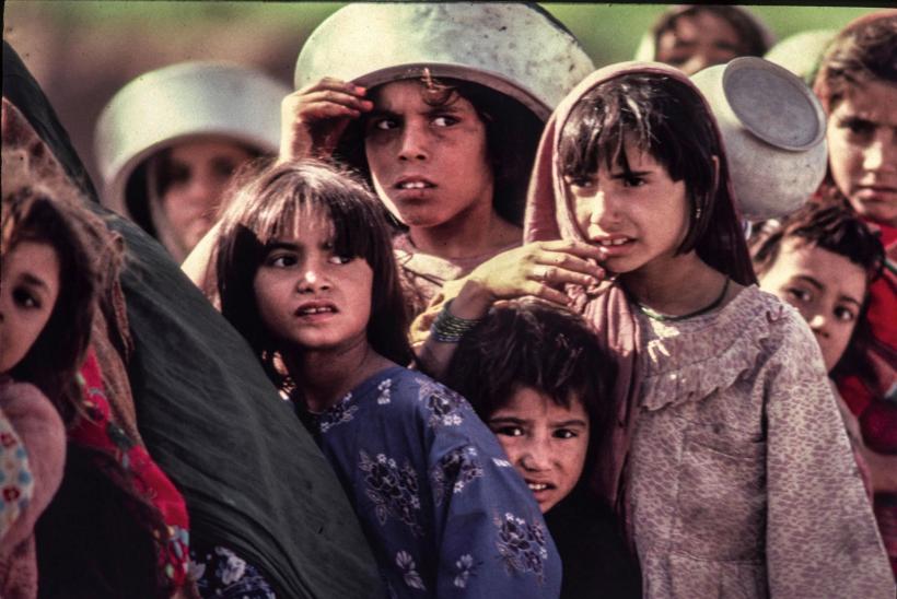 Șocant! Afganii își sedează copiii înfometați sau îi vând pentru organe 18811289