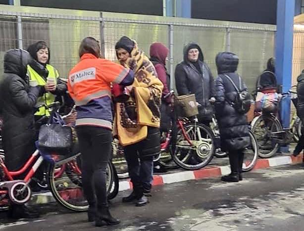 Oameni înghețați de frig, blocați în vama din Sighetu Marmației. Pană de curent la frontiera din Ucraina