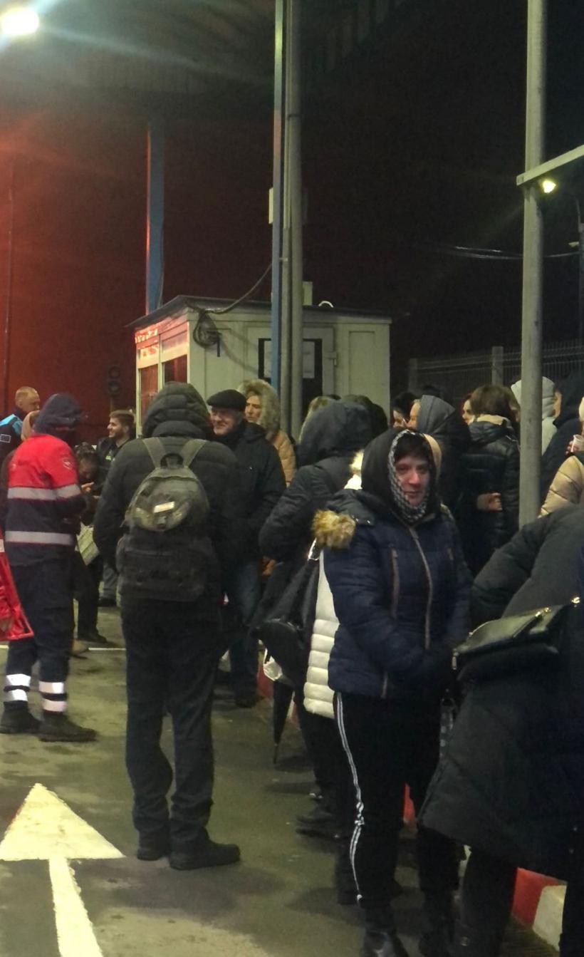 Oameni înghețați de frig, blocați în vama din Sighetu Marmației. Pană de curent la frontiera din Ucraina 18811484