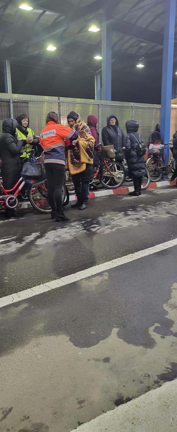 Oameni înghețați de frig, blocați în vama din Sighetu Marmației. Pană de curent la frontiera din Ucraina 18811486