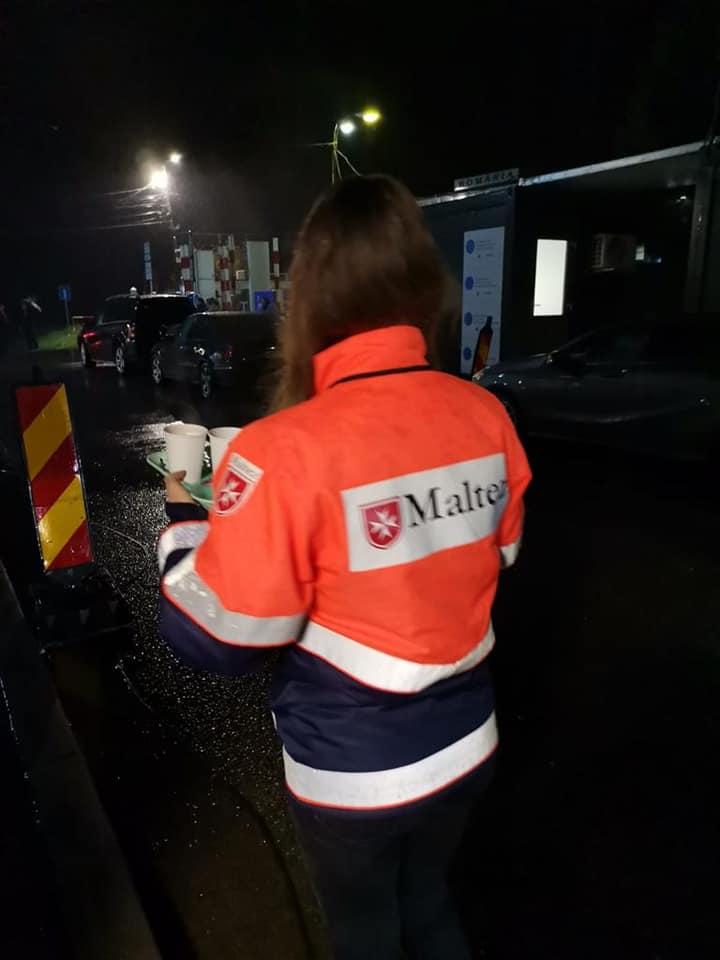 Oameni înghețați de frig, blocați în vama din Sighetu Marmației. Pană de curent la frontiera din Ucraina 18811487