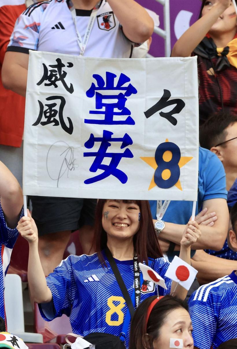 Cupa Mondială Qatar 2022: Fanii Japoniei curăță stadionul după victoria în fața Germaniei 18811355