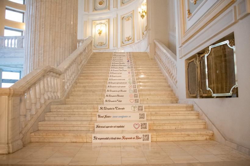 Inedit: Drepturile copiilor, scrise pe treptele Senatului României. "Fiți responsabili și lăsați doar Amprente de Bine!" 18811510