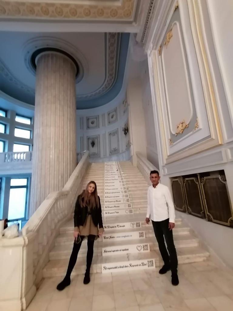 Inedit: Drepturile copiilor, scrise pe treptele Senatului României. "Fiți responsabili și lăsați doar Amprente de Bine!" 18811511