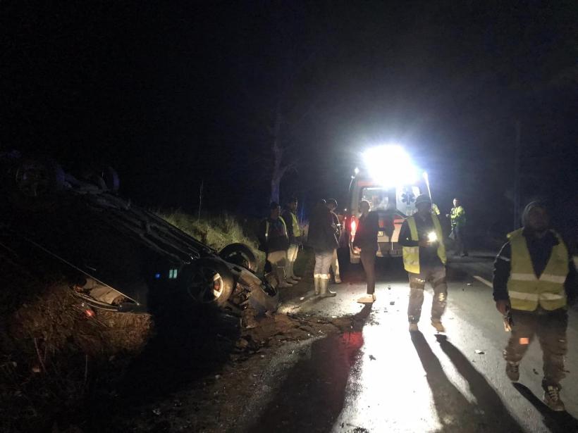 O mașină s-a răsturnat după ce a lovit o vacă pe un drum din Sibiu. Trei persoane au fost rănite