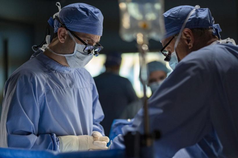 Au terminat o operație pe cord, deși întreg spitalul era în beznă. Povestea INCREDIBILĂ a unei echipe medicale din Kiev